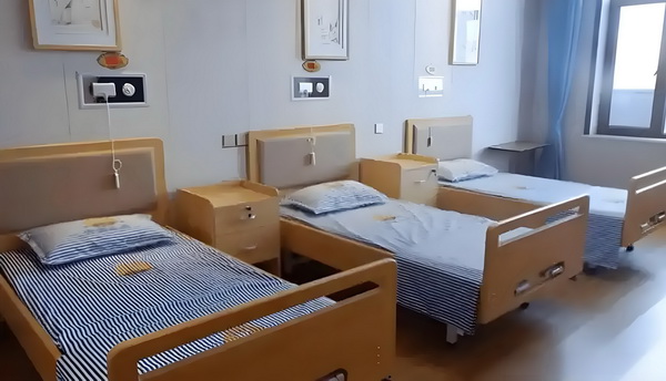 53岁朱茵住山里开破车？